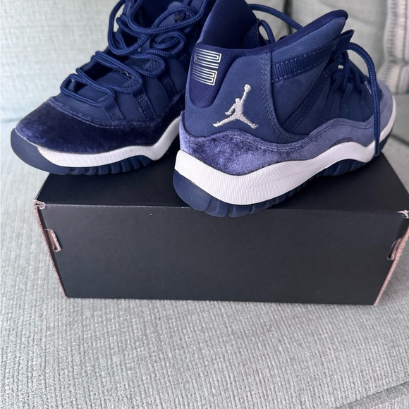Jordan 11 Retro Suede Kids - Picture 2 of 7